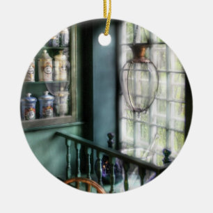 Ornamento De Cerâmica Farmacêutico - Na janela de um farmacêutico