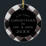 Ornamento De Cerâmica Farmhouse Primeiro Natal Sr. e Sra. Newlywn Foto<br><div class="desc">Xadrez de Buffalo Cheque a fotografia de casamento personalizada Primeiro Natal como Sr. e Sra. com ano e fotografia - um padrão texturizado de cor d'água em cinzas escuras, preto e esbranquiçado. Uma bela guarita da sua foto para o seu primeiro Natal como casal casado. O padrão tradicional de cheque...</div>