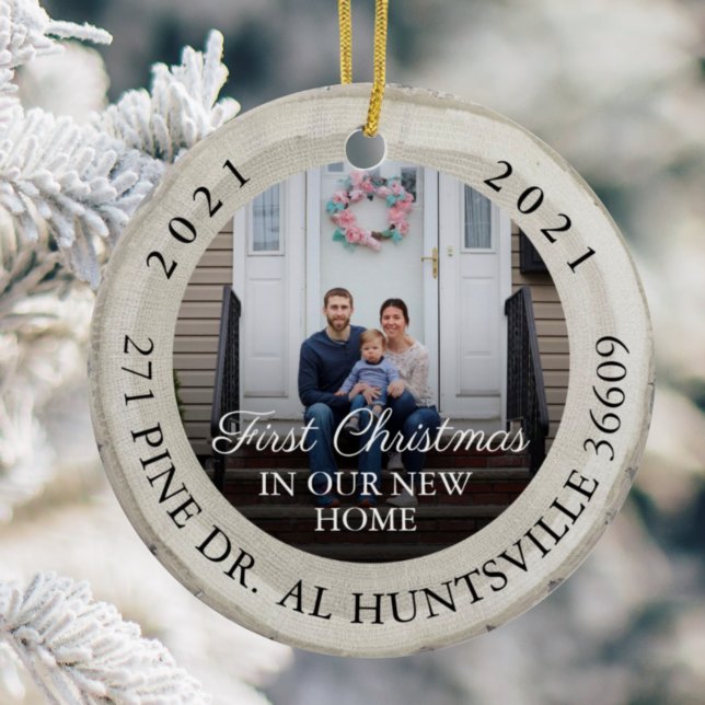 Ornamento De Cerâmica Fatia Branca do Primeiro Natal Em Nossa Nova Casa (Criador carregado)