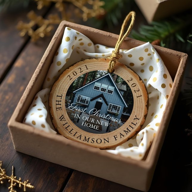 Ornamento De Cerâmica Fatia De Madeira Primeiro Natal Em Nossa Nova Casa (Woodgrain Slice First Christmas In Our New Home Ceramic Ornament)