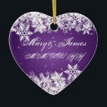 Ornamento De Cerâmica Favor elegante roxo do casamento dos flocos de<br><div class="desc">Modelo roxo do presente do desenhista dos flocos de neve elegantes do inverno. Uma ideia elegante do favor do casamento! Imprima seus família e amigos com este design à moda e moderno. Inteiramente customizável! Fácil de usar e fácil personalizar. Ordem hoje!</div>