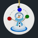 Ornamento De Cerâmica Fazendo malabarismo com Snowman<br><div class="desc">Um boneco de neve legal fazendo malabarismo com bolas coloridas de vermelho,  azul e verde. Tudo embrulhado em seus protetores auriculares e cachecol.</div>