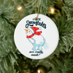 Ornamento De Cerâmica Fazendo Snowman Fartar Como Os Flocos De Neve São<br><div class="desc">Este design de boneco de neve engraçado vai fazer cócegas no seu osso engraçado e aquecer seu coração com uma visão única por trás da formação de flocos de neve. Levando a algumas revelações maravilhosas sobre flocos de neve</div>