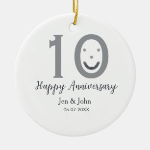 Ornamento De Cerâmica Feliz aniversário do nome data cinza ousada emoji