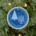 Ornamento De Cerâmica Feliz Azul Interreligioso Fora 1 rua Chrismukkah F<br><div class="desc">Personalize este adorável ornamento CHRISMUKKAH NOSSAS 1RUAS em azul claro e azul escuro para um bem familiar gentil. Da simples árvore de Natal azul pálida até a correspondente menorah Chanucá azul clara, este ornamento cerâmico azul pastel e azul profundo comemorará seu primeiro feriado interreligioso combinado. Carregue sua foto no verso...</div>