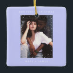Ornamento De Cerâmica Feliz Azul Moderno Periwinkle e Foto casada<br><div class="desc">Feliz Moderna do Ano Novo Periwinkle Blue e Ornament de Foto Cerâmica Casada apresentando uma camada minimalista de neve na sua foto personalizada,  sans serif moderna e um padrão de flocos de neve nas costas com o ano de Natal personalizado. O ornamento fotocerâmico é totalmente personalizável.</div>
