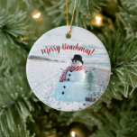 Ornamento De Cerâmica Feliz Beachmas Snowy Sandy Snowman -<br><div class="desc">Este sujeito alegre é parte do homem das neves/homem das neves. A praia é bela com neve de inverno leve na areia.</div>
