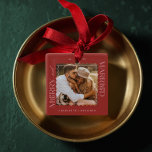 Ornamento De Cerâmica Feliz & Casado com a manutenção mínima de fotos on<br><div class="desc">Celebrar um marco especial com nosso moderno e mínimo ondulado primeiro ornamento de Natal casado. Esta elegante marca um design simples e minimalista, realçado por uma sofisticada moldura cor-de-rosa ondulada, perfeita para comemorar o seu primeiro Natal como casal casado. Personalize este ornamento com seus nomes, e o ano para criar...</div>