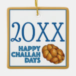 Ornamento De Cerâmica Feliz Challah Days Hanukkah Jewish Holiday Bread<br><div class="desc">O ornamento apresenta uma ilustração original de um pão de chalá trançado, com HAPPY CHALLAH DAYS em letra azul. Excelente para a doação de Hanukkah. Esta design de feriados judeus também está disponível em outros produtos. Não vê o que está procurando? Precisa de ajuda para a personalização? Entre em contato...</div>