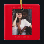 Ornamento De Cerâmica Feliz Dourada vermelha e foto casada<br><div class="desc">Red Dourado Lucky New Year A moderna Feliz e o ornamento cerâmico de fotos casadas apresentando uma camada minimalista de neve na sua foto personalizada,  sans serif moderna e um padrão de flocos de neve nas costas com o ano de Natal personalizado. O ornamento fotocerâmico é totalmente personalizável.</div>