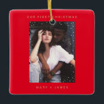 Ornamento De Cerâmica Feliz Dourada vermelha e foto casada<br><div class="desc">Red Dourado Lucky New Year A moderna Feliz e o ornamento cerâmico de fotos casadas apresentando uma camada minimalista de neve na sua foto personalizada,  sans serif moderna e um padrão de flocos de neve nas costas com o ano de Natal personalizado. O ornamento fotocerâmico é totalmente personalizável.</div>