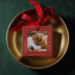 Ornamento De Cerâmica Feliz e ativação da manutenção mínima de fotos ond<br><div class="desc">Celebrar um marco especial com nosso moderno e mínimo ondulado primeiro ornamento noturno de Natal. Esta elegante marca um design simples e minimalista, realçado por uma sofisticada estrutura cor-de-rosa ondulada, perfeita para comemorar o seu primeiro Natal como um casal engajado. Personalize este ornamento com seus nomes, e o ano para...</div>