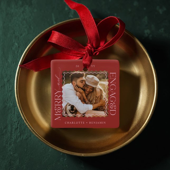 Ornamento De Cerâmica Feliz e ativação da manutenção mínima de fotos ond (Merry & Engaged Modern Minimal Wavy Photo Keepsake Ceramic Ornament)