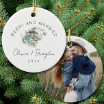 Ornamento De Cerâmica Feliz e casado com nossa primeira foto de Natal<br><div class="desc">Comemore sua primeira temporada de festas junto com o ornamento fotocerâmico "Feliz e casado no nosso primeiro Natal". Projetada para recém-casados, essa manutenção personalizada apresenta sua querida foto, enquadrada por um design minimalista e sotaques sazonais quentes. Ideal para casais de todos os tipos, ele captura a essência do seu amor...</div>