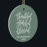 Ornamento De Cerâmica Feliz e grata FOTO BACK Sage Green<br><div class="desc">Caligrafia Grata Abençoada Ornamento - Nome da família e Ano - Verde Sábio com Foto no Fundo</div>