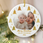 Ornamento De Cerâmica Feliz Excelente de Natal Vovó - Foto Dourada branc<br><div class="desc">Personalize este Enfeites de natal elegante como um presente para a vovó Excelente (ou quem você quiser) como um guardião para um novo bebê ou apenas para compartilhar uma bela foto. O modelo está preparado para você adicionar sua foto favorita, sua saudação, um nome e o ano. Sua foto está...</div>