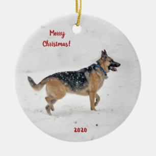 Ornamento De Cerâmica Feliz German shepherd de resgate na neve do invern