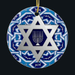 Ornamento De Cerâmica Feliz Hanukkah. Estrela do Ano Personalizado de Da<br><div class="desc">Feliz Hanukkah. Silver Foil Star dos Ornamentos de Presente de David e Menorah Design Hanukkah com ano personalizado. Cartões e presentes disponíveis na Categoria Feriados Judeus / Hanukkah da nossa loja.</div>