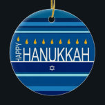 Ornamento De Cerâmica Feliz Hanukkah Menorah e Dreidels Cerâmica Ornam<br><div class="desc">Celebre oito dias e oito noites do Festival das Luzes com cartões e presentes de Chanucá. O festival de luzes está aqui. Acenda a menorah,  brinque com o sonho e o banquete em latas e suganínos. Celebre o espírito de Chanucá com amigos,  familiares e entes queridos desejando-lhes Feliz Chanucá.</div>