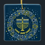 Ornamento De Cerâmica Feliz Hanukkah Menorah e Dreidels Cerâmica Orname<br><div class="desc">Celebre oito dias e oito noites do Festival das Luzes com cartões e presentes de Chanucá. O festival de luzes está aqui. Acenda a menorah,  brinque com o sonho e o banquete em latas e suganínos. Celebre o espírito de Chanucá com amigos,  familiares e entes queridos desejando-lhes Feliz Chanucá.</div>