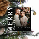 Ornamento De Cerâmica Feliz moderna e Natal casado<br><div class="desc">Feliz e Enfeites de natal de fotos casado. A design apresenta um esquema tipográfico moderno,  os nomes dos recém-casados e a data do casamento.</div>