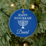 Ornamento De Cerâmica Feliz Natal Azul de Hanukkah personalizado de jude<br><div class="desc">Feliz menorah azul de Hanukkah personalizado ornamento de árvore de Natal de Férias Judaicas. Adicione seu próprio nome personalizado, saudação ou letras monográficas. Design personalizado para feriados judeus. Condecorações de Natal elegantes com símbolo de porta de vela religiosa. Carregue sua própria foto de família no verso, opcionalmente. Inclui a corda...</div>