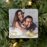 Ornamento De Cerâmica Feliz Natal Dourado Floco de Neve Personalizado<br><div class="desc">Bonito quadro de ouro com flocos de neve ao redor do seu ornamento de fotos favorito. Feliz Natal em um roteiro de ouro falso e ano em cor correspondente. Adicione a sua foto favorita para criar este adorável ornamento de keepsawn.</div>