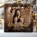 Ornamento De Cerâmica Feliz Natal Dourado - Foto da Família Script<br><div class="desc">Espalhe a alegria de férias para amigos e familiares com este enfeite moderno. O texto "Feliz Natal" em folha de alumínio dourada diz "Feliz Natal" em elegante roteiro de escrita manual. Substitua a imagem de exemplo por sua foto favorita e adicione seu nome de família e o ano. Um filtro...</div>