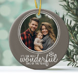 Ornamento De Cerâmica Feliz Natal - Modelo do Cartão de Saudação Fotográ<br><div class="desc">É a época mais maravilhosa do ano! Um design de férias simples e moderno que destaca suas fotos. Se tiver algum problema com as suas imagens ou texto,  clique no botão personalizar e poderá mover as coisas e fazer alterações.</div>