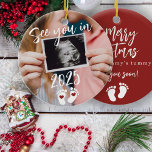 Ornamento De Cerâmica Feliz Natal te vejo em 2025 fotogravidez<br><div class="desc">Engraçado moderno vê-lo no roteiro de 2025,  pegadas,  e novo bebê de coração vermelho esperando que os pais mantenham o Feliz Natal do ornamento da árvore vermelha de mamãe com sua foto de ultrassom personalizada.</div>