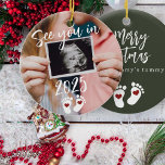 Ornamento De Cerâmica Feliz Natal te vejo em 2025 fotogravidez<br><div class="desc">Engraçado moderno vê-lo no roteiro de 2025,  pegadas,  e novo bebê de coração vermelho esperando que os pais mantenham o Feliz Natal do ornamento da árvore verde-escura da mamãe com sua foto de ultrassom personalizada.</div>
