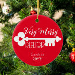 Ornamento De Cerâmica Feliz Real Estate Agent Novo Home Key Natal<br><div class="desc">Este design apresenta o texto "Realtor muito Feliz" com uma chave de casa e um espaço bonitos para o seu texto/nome. Clique no botão personalizar para obter mais flexibilidade ao ajustar a imagem ou adicionar seu próprio texto! Variações deste design, cores adicionais, além de coordenar produtos estão disponíveis em nosso...</div>