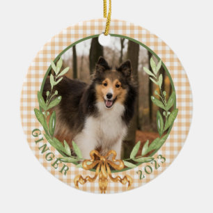 Ornamento De Cerâmica Feliz Sheltie em Laurel Wreath Photo