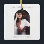 Ornamento De Cerâmica Feliz simples mínima e foto casada<br><div class="desc">Arco-marrom-marrom-sable clássico minimalista | Feliz e ornamento cerâmico de fotos casadas</div>