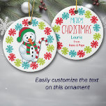 Ornamento De Cerâmica Feliz Snowman Snowflake - Netos da Frame<br><div class="desc">Este Enfeites de natal bonito mostra uma imagem de um bonitinho de neve vestido de vermelho e verde, e segurando uma bengala listrada. O boneco de neve é armado com flocos de neve dourados, vermelhos e azuis. A parte de trás do ornamento tem o mesmo quadro de floco de neve...</div>