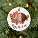 Ornamento De Cerâmica Felizes Feriados Criados de Carne Brisket Judaica<br><div class="desc">O design apresenta uma ilustração original de uma bandeja com um peito braçado clássico, acompanhado de vegetais torrados. Um prato de cardápio básico durante os feriados judeus, incluindo Passover, Hanukkah e Rosh Hashanah. Este design também está disponível em outros produtos. Muitas outras ilustrações sobre temas de comida também estão disponíveis...</div>