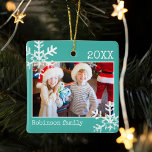 Ornamento De Cerâmica Feriado Branco de Flocos de Neve na Borda de Foto<br><div class="desc">Personalize este ornamento com a sua foto de família e adicione o seu nome de família juntamente com o ano para esta manutenção de Natal excelente.</div>