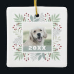 Ornamento De Cerâmica Feriado de Cachorro Personalizado de Pet Foto em Q<br><div class="desc">Pode ser personalizado para atender às suas necessidades >> basta clicar no campo de texto para adicionar sua própria mensagem personalizada, seus próprios nomes e o ano relevante. © Gorjo Designs. Impresso por Zazzle. //Nota: este é um modelo que significa que você pode substituir a imagem por sua própria antes...</div>