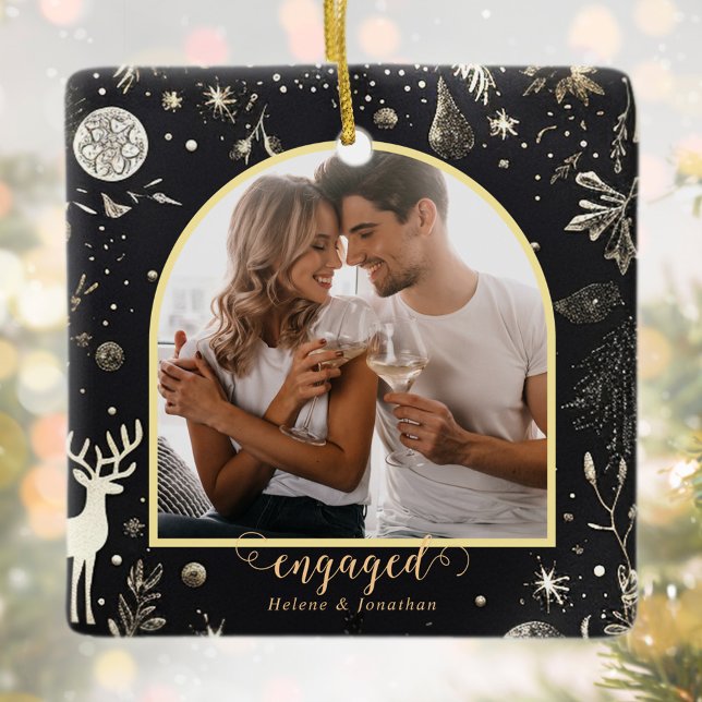 Ornamento De Cerâmica Feriado de Fotografia do Casal Engajado no Primeir (First Christmas Engaged Couple Photo Holiday Ceramic Ornament)