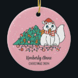 Ornamento De Cerâmica Feriado de inverno com neve e Gatinho branco Natal<br><div class="desc">Enfeite de animação bonito para crianças e crianças. Perfeito para a primeira comemoração de Natal com a família. Você pode personalizar o texto para qualquer ocasião.</div>