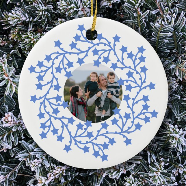 Ornamento De Cerâmica Feriado Escandinavo de Terra da Estrela da Foto (Modern Scandinavian star wreath garland personalized photo Christmas holiday ceramic ornament)