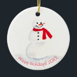Ornamento De Cerâmica Feriados Felizes Da Cama De Água Fresca Snowman Fo<br><div class="desc">Este ornamento divertido apresenta um bonitinho bonitinho pintado de neves com aquarela na frente com a saudação "Felizes Feriados". O verso tem espaço para você carregar sua própria foto e escrever uma legenda personalizada. Excelente como lembrança ou presente da família.</div>
