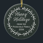 Ornamento De Cerâmica Feriados Felizes de Natal Vintage Chalkboard Wreat<br><div class="desc">Espalhe sua alegria natalina com estas gostosas curvas com um design de estilo 'chalkboard' vintage com uma coroa de Natal e a saudação da estação "Felizes Feriados" em uma letra cursiva com texto personalizável para seu nome e ano.</div>