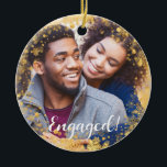 Ornamento De Cerâmica Férias de Natal Festivas Foto Envolvida<br><div class="desc">Transforme seu noivado numa doce memória com esse ornamento festivo que apresenta uma borda com flocos de neve iluminados. Uma foto do casal engajado cobrir todo o fundo. A palavra "Engaged" acrescenta um toque divertido e acolhedor ao design. A parte traseira inclui o nome do casal e a data do...</div>