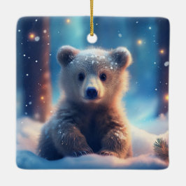 Ornamento De Cerâmica Filhote de Urso Fofo na Floresta Coberta de Neve