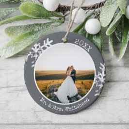 Ornamento De Cerâmica Floco de Neve Cinza Recém-Casados 1º Natal