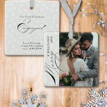 Ornamento De Cerâmica Floco de Neve de Fotografia Vertical com Script En<br><div class="desc">Feliz e ornamento de fotos engajadas com foto vertical, caligrafia elegante e flocos de neve brancos delicados em uma borda de cinza prateada. O modelo de foto está pronto para você adicionar sua foto, o ano e o texto personalizado no verso. Com exceção do texto manuscrito usado para Feliz e...</div>