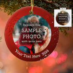 Ornamento De Cerâmica Floco de neve e estrelas brancas em foto vermelha,<br><div class="desc">Design seu próprio nome ou ornamento de presente com duas fotos neste ornamento cerâmico de dupla face com fundo vermelho com floco de neve e estrelas brancas e um lugar para adicionar seu texto personalizado na frente. Altere, adicione ou exclua o texto conforme desejar. O estilo, o tamanho e a...</div>