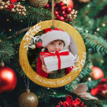 Ornamento De Cerâmica Flocos de Foto do Círculo Russo Dourado<br><div class="desc">Personalize este ornamento com a sua foto de família e adicione o seu nome de família juntamente com o ano para esta manutenção de Natal excelente.</div>