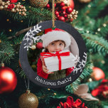 Ornamento De Cerâmica Flocos de neve de fotografia do círculo russo do q<br><div class="desc">Personalize este ornamento com a sua foto de família e adicione o seu nome de família juntamente com o ano para esta manutenção de Natal excelente.</div>